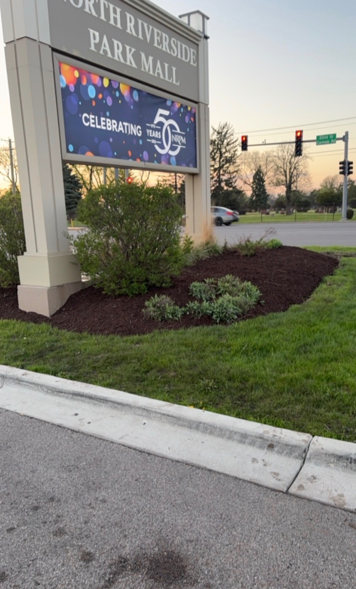 Mall Sign Landscape Bed